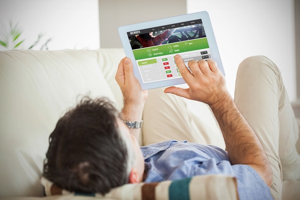 Sportwetten im Internet Bequem vom heimischen Sofa aus Geld verdienen ist für viele Arbeitnehmer die Idealvorstellung schlechthin. Bildquelle: wavebreakmedia – 298778030 / Shutterstock.com