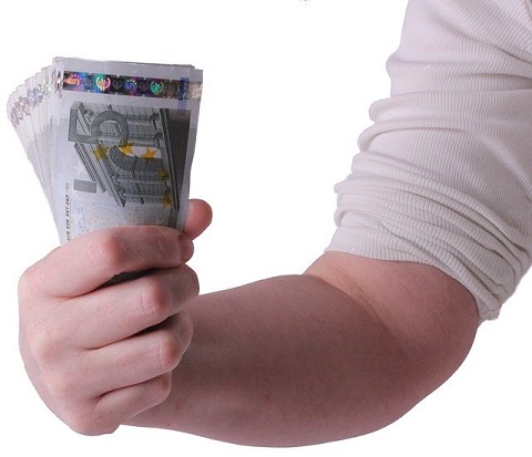 5 Euro Geldscheine in Hand