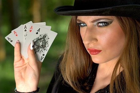 Frau mit Spielkarten