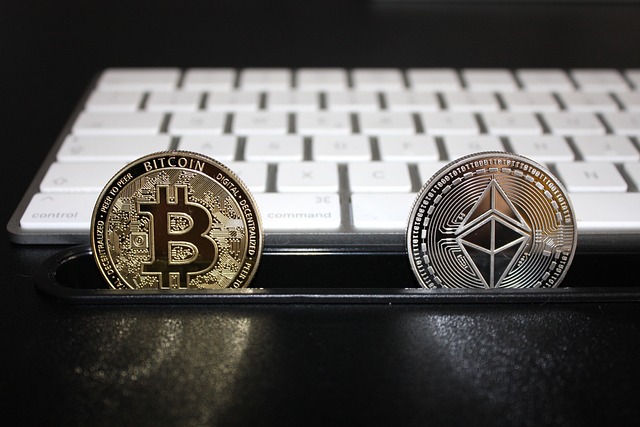 Bitcoin und Ethereum-Münzen