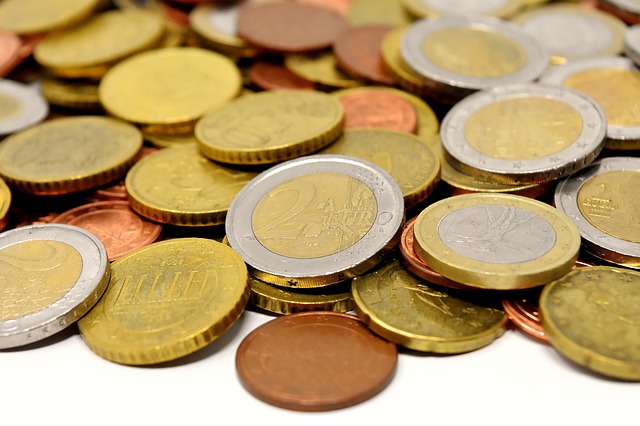 Euros und Cent Stücke auf einem Haufen