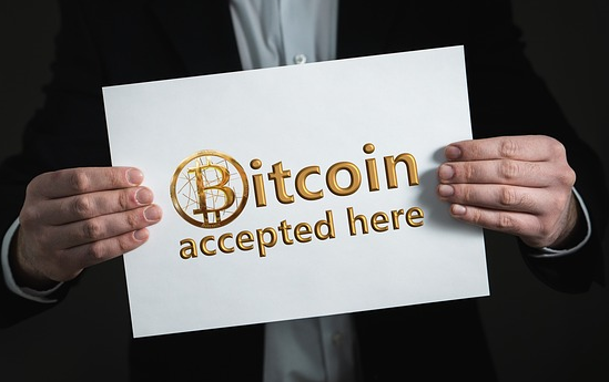 Zettel mit Hinweis Bitcoins accepted here