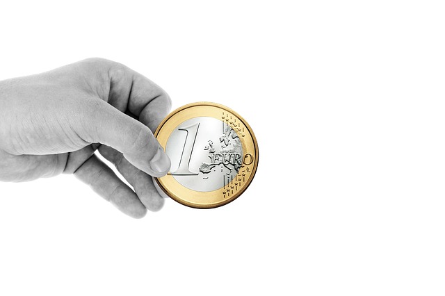 Hand mit 1 Euro Münze