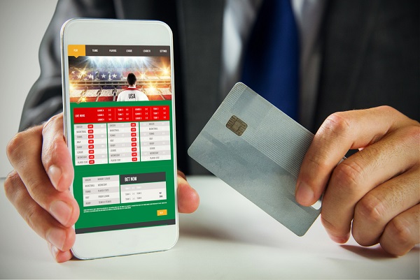 Sportwettenanbieter Mann benutzt sein Smartphone für Sportwetten.